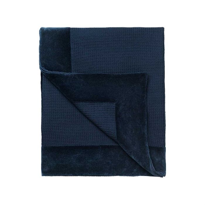 Sengetæppe med velour kant fra Cozy Living - Kongeblå